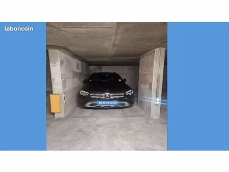 rare- beau parking en plein carré d'or -convient à un 4/4 ou à un suv