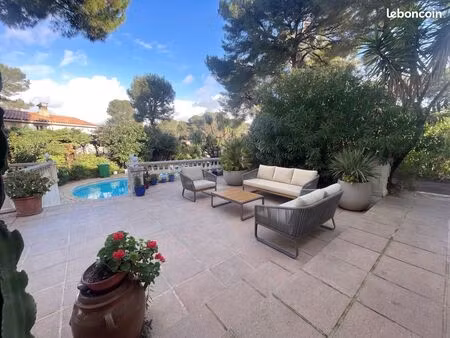 maison 8 pièces 208 m²