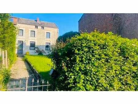 maison 3 façades à rénover au cœur du village de bodegnée...