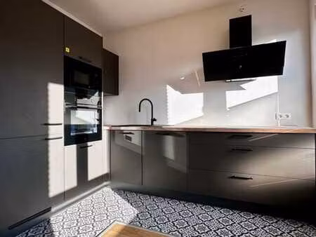 duplex de 105m2 - 2 ch + bur (poss 3ième ch.)  full rénové