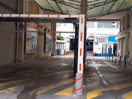 place parking dans garage fermé avec gardien rue cardinet 17em