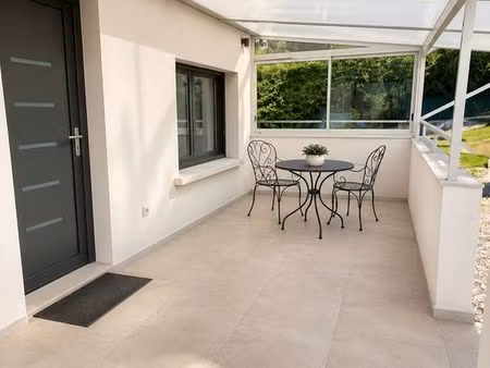 maison de ville duplex rénové avec 250 m² d'extérieur privatif et 2 places de stationnemen