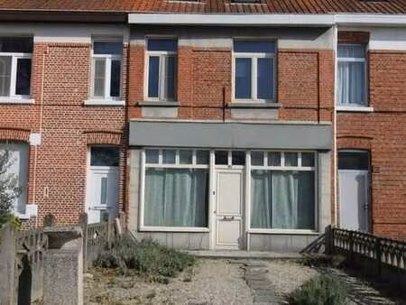 volledig te renoveren ruime woning aan stadsrand
