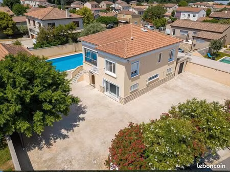 villa traditionnelle avec piscine et dépendances