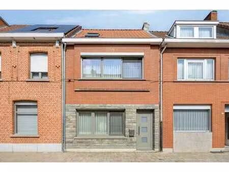 charmante woning met gezellige leefruimte en terras
