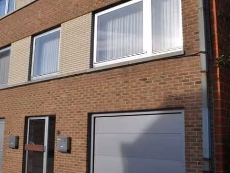 bel appartement: 3 chambres  jardin privé et garage