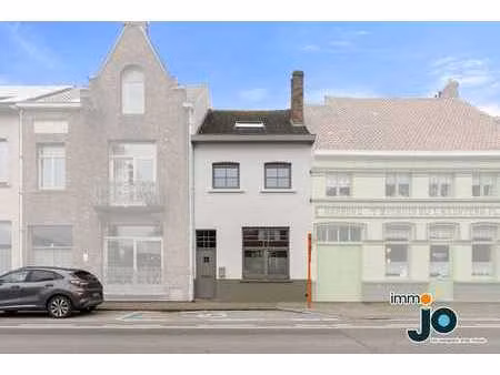 maison mitoyenne entièrement rénovée et prête à emménager...