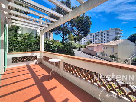 accès aux plages  port et commerces à pied pour cet appartement de 3 pièces au centre de c