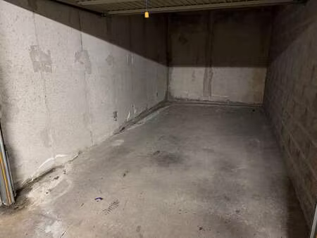 location garage box et parking à auray (56400) : à louer / 15m² auray