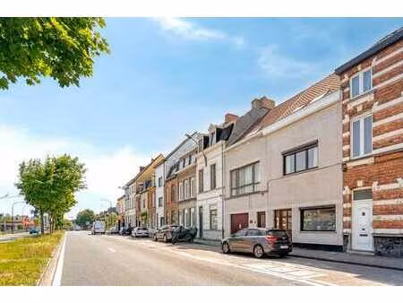 gezinswoning met zonnige tuin op een gunstige locatie
