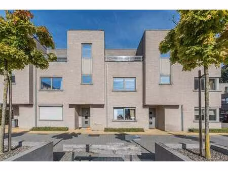 prachtige triplex met 2 slaapkamers en een garage te bels...