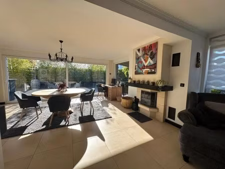 bien situé dans le lotissement du golf  splendide maison avec belles prestations...