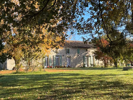 trois maisons et dépendances sur 17 hectares