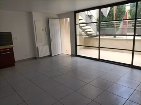 location appartement 2 pièces 46 m² à daux (31700)
