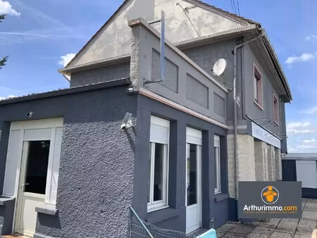 bâtiment spacieux de 203 m² local commercial +appartement.