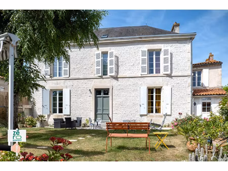 maison de maître bourgeoise en pierre centre-ville de luço
