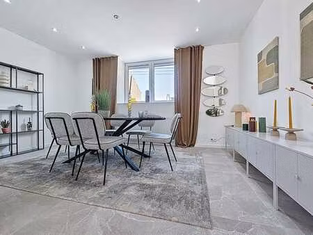 maison en clé sur porte avec terrasse et parkings