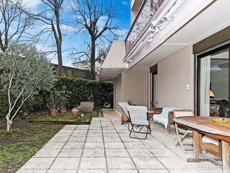 appartement 6 pièces en parfait état avec grande terrasse
