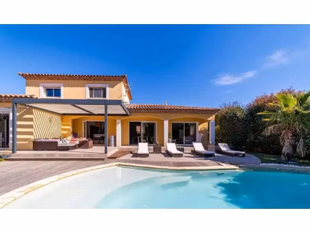 villa de luxe à vendre dans le quartier centre ville