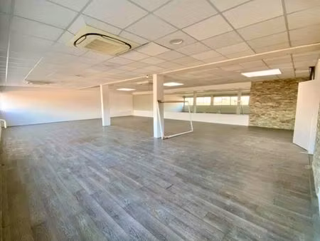 local commercial dans la zone des tourrades