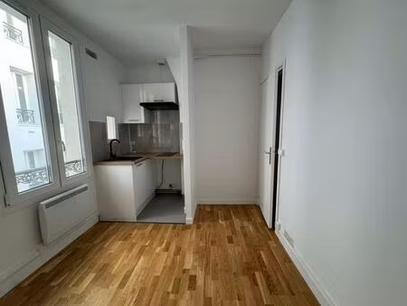 studio rénové de 23 59m²  2ème et dernier étage  rue d'orfila