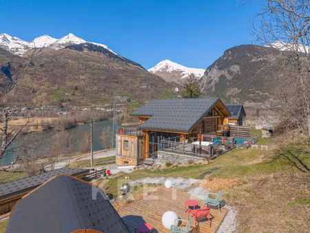 chalet de luxe à vendre dans le quartier chef lieu