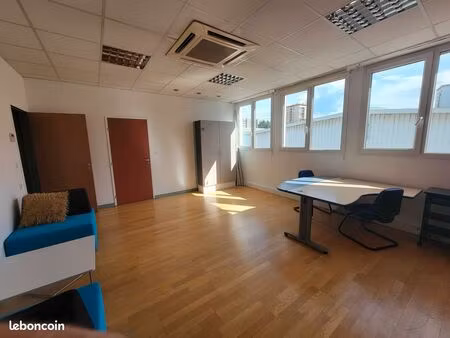 location de 2 bureaux fermés - 43m²