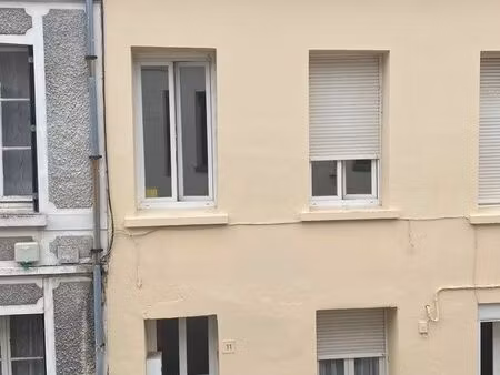 location maison de ville avec petite cour proche hôpital