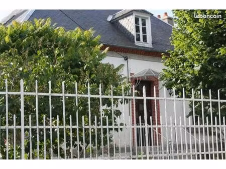 particulier loue maison sur un grand terrain