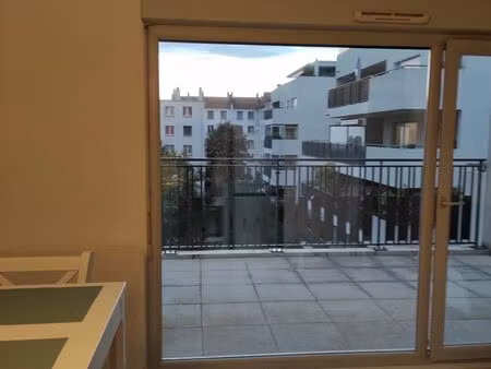 loue t2 45m² lumineux et calme. meublé proche de la gare de villeurbanne. 990/m