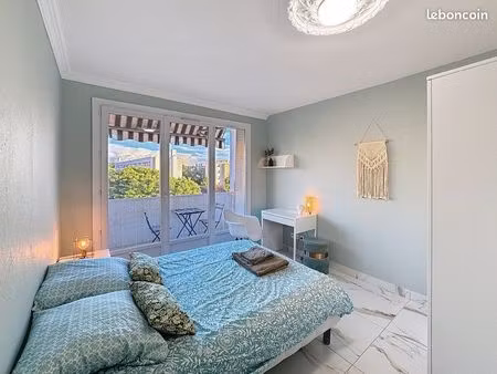 chambre spacieuse avec balcon