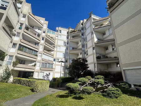 appartement 2 pièces - hauts de chatou - 2 places de parking.