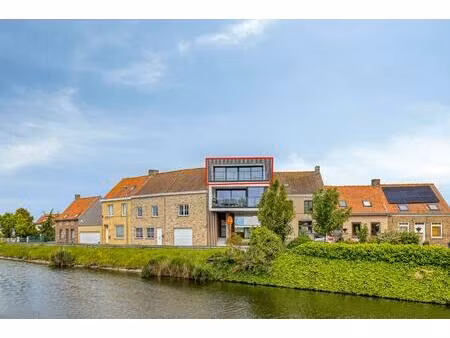 appartement met één slaapkamer en ruim terras over het water