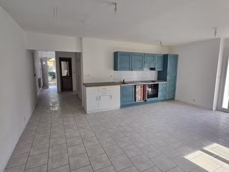 à vendre grande piéces de vie   grande terrasse  parking privatif   cave  200 m mer la tre