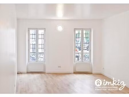 très grand studio avec mezzanine idéalement situé
