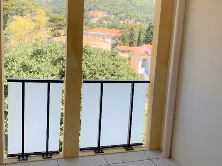 t2 avec terrasse et parking à toulon