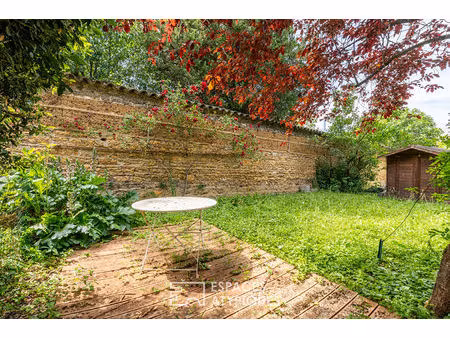appartement ancien en plein centre avec jardin  caves et grenier