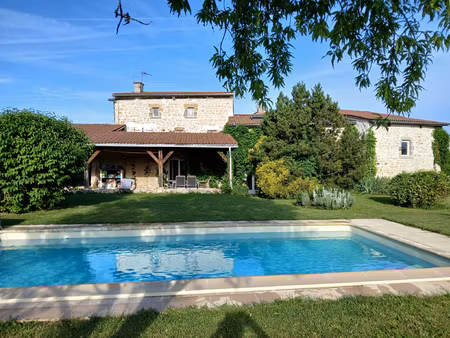 centre bourg: ancienne ferme restaurée avec piscine