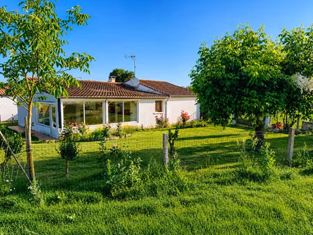 maison de plain-pied avec véranda  garage et jardin – monségur