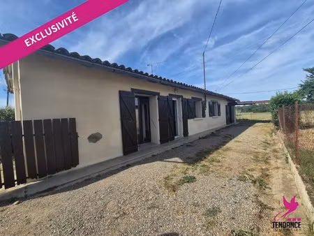 maison de 55 m² à rénover sur 900 m² de terrain avec garage.