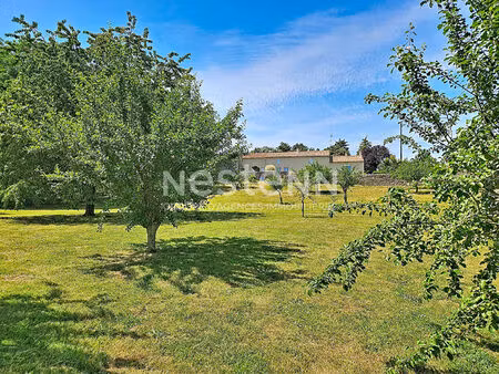 sérigné   trois chambres  15 000 m² de terrain  dépendances.