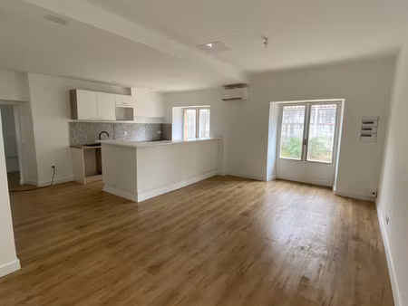 maison avec jardin dans le quartier résidentiel et calme de