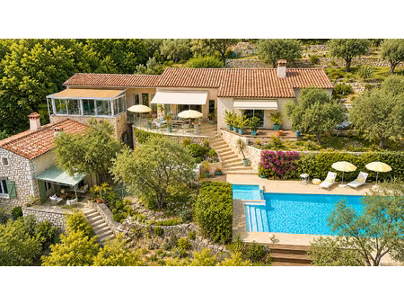 tourrettes sur loup : belle propriété de 220 m2 composée de