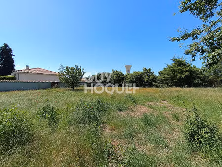 terrain idéalement situé hors lotissement sur la commune de saint etienne le molard !