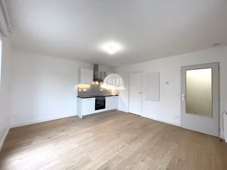 studio - loyer 600 00 € + 30 00 €