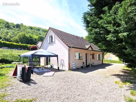 courbouzon (39 jura)  à vendre maison 115 m²  4 chambres  2 sdb  un garage  terrain clos d
