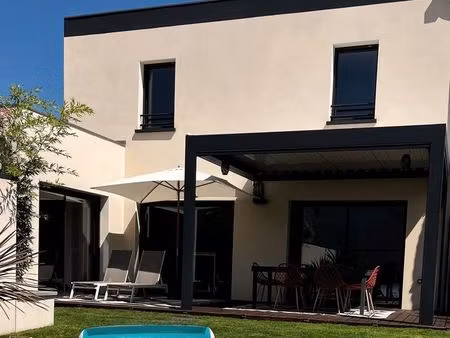 villa contemporaine récente avec piscine 138 m²
