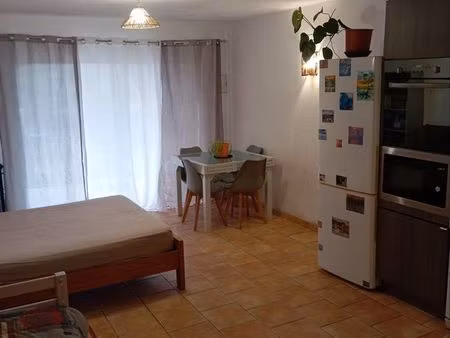 studio 25 m2 bas de villa avec place de stationnement sécurisé