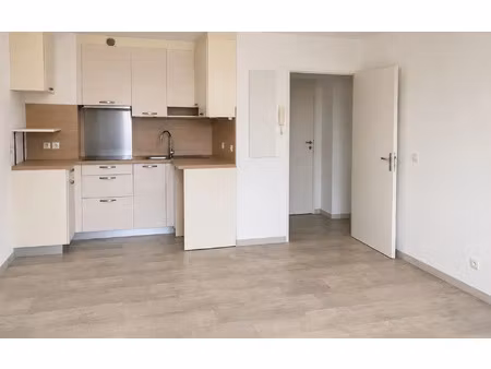 location appartement  m² t-2 à mouans-sartoux  809 €