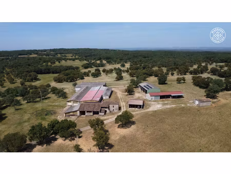 corps de ferme quercynois – 2 37 hectares – saint antonin noble-val 82